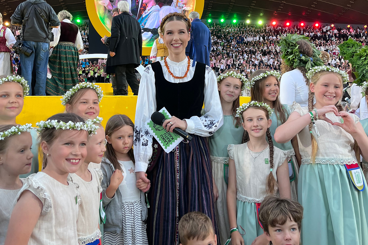 Aistė Plaipaitė su dukra Elena Moksleivių dainų šventėje.