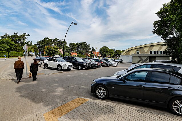 Palanga. Automobilių parkavimas prie Palangos sporto arenos Palanga. Automobilių parkavimas prie Palangos sporto arenos