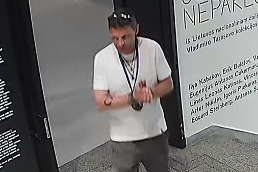Iš Radvilų rūmų dingus ukrainiečių fotografo nuotraukai, policija prašo visuomenės pagalbos Iš Radvilų rūmų dingus ukrainiečių fotografo nuotraukai, policija prašo visuomenės pagalbos