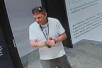 Iš Radvilų rūmų dingus ukrainiečių fotografo nuotraukai, policija prašo visuomenės pagalbos Iš Radvilų rūmų dingus ukrainiečių fotografo nuotraukai, policija prašo visuomenės pagalbos