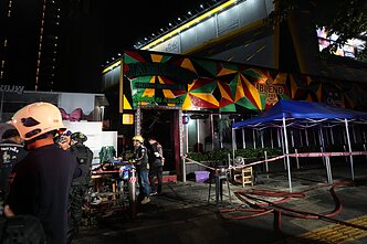 Gaisras Bankoko bare nusinešė bent 27 gyvybes Gaisras Bankoko bare nusinešė bent 27 gyvybes