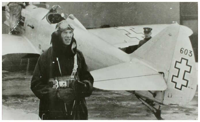 Jonas Mikėnas prie 1-osios eskadrilės naikintuvo „Dewoitine D.501L“ Jonas Mikėnas prie 1-osios eskadrilės naikintuvo „Dewoitine D.501L“