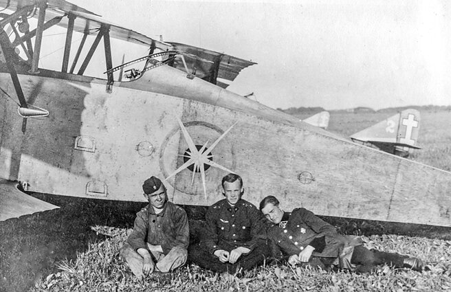 Jonas Mikėnas (viduryje) prie lėktuvo „Ansaldo SVA“ apie 1925 m. Jonas Mikėnas (viduryje) prie lėktuvo „Ansaldo SVA“ apie 1925 m.