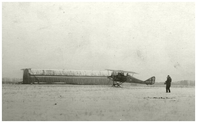 Kyla žvalgybinis lėktuvas SVA-10 su karo lakūno Jono Mikėno individualiu ženklu ant liemens. Apie 1924 m. Kyla žvalgybinis lėktuvas SVA-10 su karo lakūno Jono Mikėno individualiu ženklu ant liemens. Apie 1924 m.