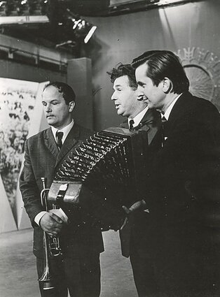 Ansamblio „Armonika“ atlikėjai Ričardas Lėgaudas ir Stasys Liupkevičius, viduryje diktorius Vytautas Kybartas. 1973 m. 