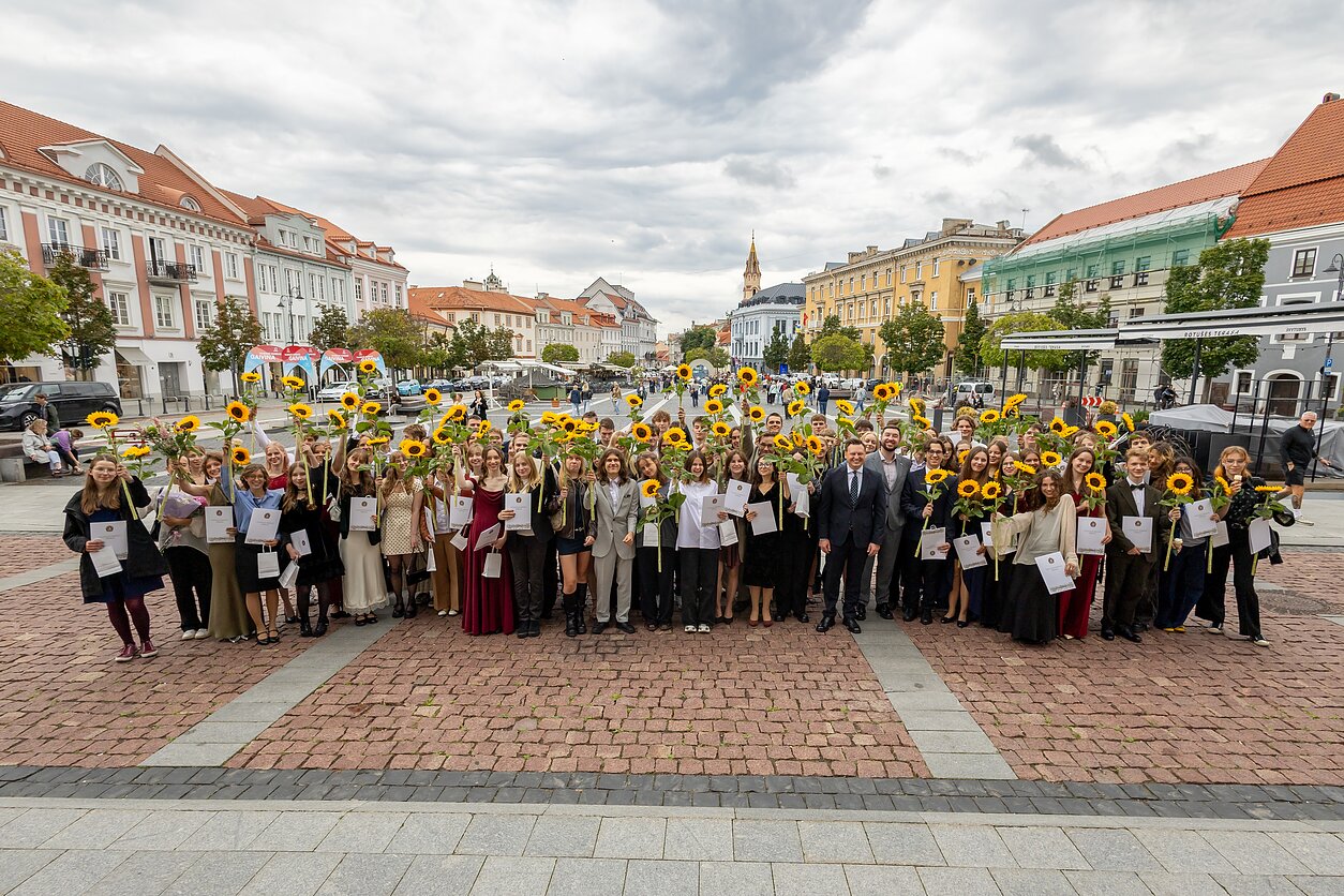 Pagerbė Vilniaus abiturientus: daugiau nei vieną šimtuką gavo per šimtą vilniečių Pagerbė Vilniaus abiturientus: daugiau nei vieną šimtuką gavo per šimtą vilniečių