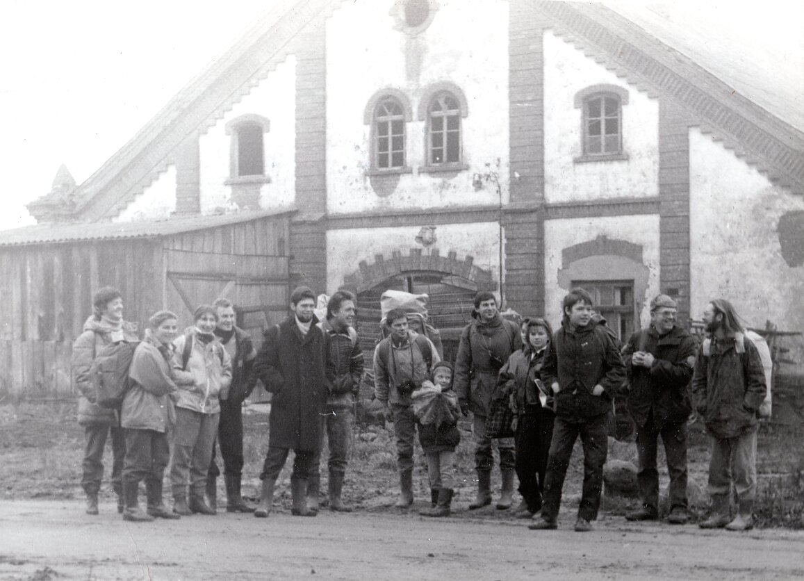 Vėlinių žygis: Miesteliškiai, Druciškiai, Stumbriškis. Prie Benedikto Karpio Moliūnų dvaro ūkinių pastatų. 1991 m. Vėlinių žygis: Miesteliškiai, Druciškiai, Stumbriškis. Prie Benedikto Karpio Moliūnų dvaro ūkinių pastatų. 1991 m.