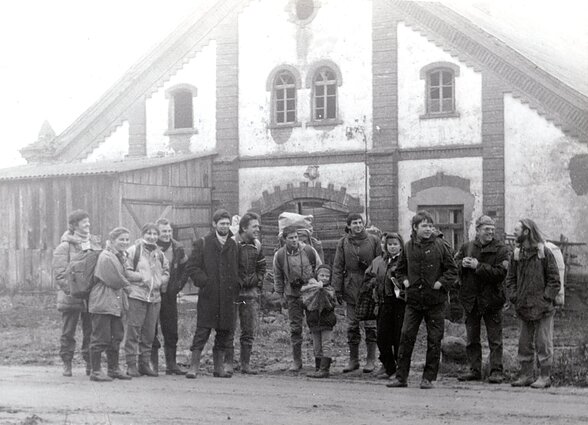 Vėlinių žygis: Miesteliškiai, Druciškiai, Stumbriškis. Prie Benedikto Karpio Moliūnų dvaro ūkinių pastatų. 1991 m. Vėlinių žygis: Miesteliškiai, Druciškiai, Stumbriškis. Prie Benedikto Karpio Moliūnų dvaro ūkinių pastatų. 1991 m.