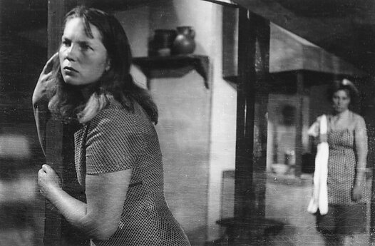 Priekyje Irena Leonavičiūtė-Bratkauskienė. 1968 m. 