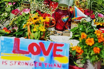 Berlyne pagerbiamos išpuolio per LGBTQ+ eitynes aukos Berlyne pagerbiamos išpuolio per LGBTQ+ eitynes aukos