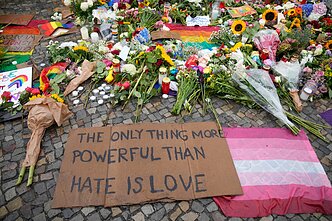 Berlyne pagerbiamos išpuolio per LGBTQ+ eitynes aukos Berlyne pagerbiamos išpuolio per LGBTQ+ eitynes aukos