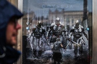 Filmo „Odisėja“ plakatas su garsiąja kovos scena, kurioje filmavosi Devyn Dalton