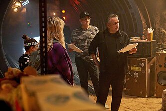 Devyn Dalton (pirmoji iš kairės) filmavimo aikštelėje, režisieriaus Joe Russo filme „The Electric State“