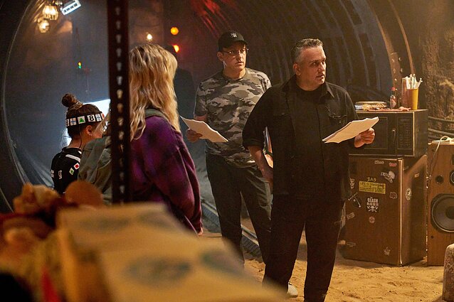 Devyn Dalton (pirmoji iš kairės) filmavimo aikštelėje, režisieriaus Joe Russo filme „The Electric State“