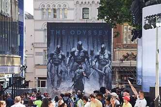 Filmo „Odisėja“ plakatas su garsiąja kovos scena, kurioje filmavosi Devyn Dalton
