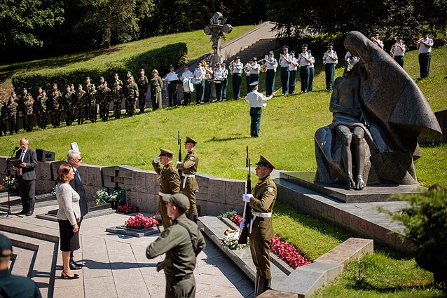 Žuvusiųjų Medininkuose pagerbimo ceremonija Antakalnio kapinėse Žuvusiųjų Medininkuose pagerbimo ceremonija Antakalnio kapinėse