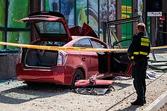 Vilniuje automobilis rėžėsi į stotelę ir sužalojo dvi moteris Vilniuje automobilis rėžėsi į stotelę ir sužalojo dvi moteris
