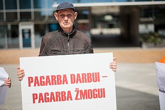 Prieš penktadienio Vilniaus miesto savivaldybės tarybos posėdį Europos aikštėje buvo surengtas piketas dėl įmonės „Energesman“ darbuotojų padėties Prieš penktadienio Vilniaus miesto savivaldybės tarybos posėdį Europos aikštėje buvo surengtas piketas dėl įmonės „Energesman“ darbuotojų padėties