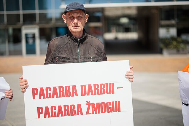 Prieš penktadienio Vilniaus miesto savivaldybės tarybos posėdį Europos aikštėje buvo surengtas piketas dėl įmonės „Energesman“ darbuotojų padėties Prieš penktadienio Vilniaus miesto savivaldybės tarybos posėdį Europos aikštėje buvo surengtas piketas dėl įmonės „Energesman“ darbuotojų padėties