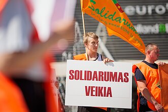 Prieš penktadienio Vilniaus miesto savivaldybės tarybos posėdį Europos aikštėje buvo surengtas piketas dėl įmonės „Energesman“ darbuotojų padėties Prieš penktadienio Vilniaus miesto savivaldybės tarybos posėdį Europos aikštėje buvo surengtas piketas dėl įmonės „Energesman“ darbuotojų padėties