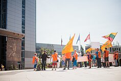 Prieš penktadienio Vilniaus miesto savivaldybės tarybos posėdį Europos aikštėje buvo surengtas piketas dėl įmonės „Energesman“ darbuotojų padėties Prieš penktadienio Vilniaus miesto savivaldybės tarybos posėdį Europos aikštėje buvo surengtas piketas dėl įmonės „Energesman“ darbuotojų padėties