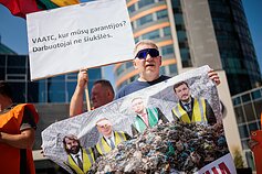 Prieš penktadienio Vilniaus miesto savivaldybės tarybos posėdį Europos aikštėje buvo surengtas piketas dėl įmonės „Energesman“ darbuotojų padėties Prieš penktadienio Vilniaus miesto savivaldybės tarybos posėdį Europos aikštėje buvo surengtas piketas dėl įmonės „Energesman“ darbuotojų padėties