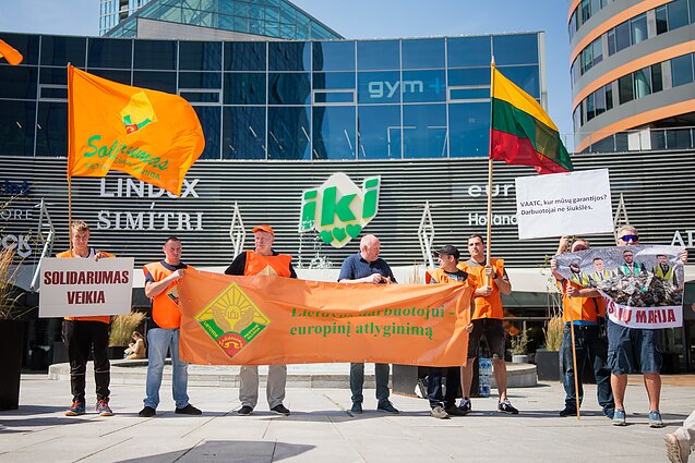 Prieš penktadienio Vilniaus miesto savivaldybės tarybos posėdį Europos aikštėje buvo surengtas piketas dėl įmonės „Energesman“ darbuotojų padėties Prieš penktadienio Vilniaus miesto savivaldybės tarybos posėdį Europos aikštėje buvo surengtas piketas dėl įmonės „Energesman“ darbuotojų padėties