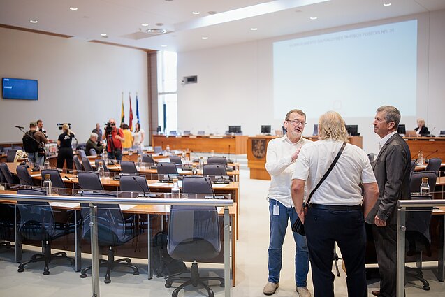 Vilniaus miesto tarybos posėdis dėl šiukšlių krizės neįvyko susirinkus per mažai narių Vilniaus miesto tarybos posėdis dėl šiukšlių krizės neįvyko susirinkus per mažai narių