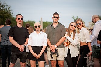 Kaune penktadienio vakarą miestiečiai ir miesto svečiai traukė į Dariaus ir Girėno stadioną, kuriame laukiama garsaus JAV atlikėjo Pitbullio koncerto. Kaune penktadienio vakarą miestiečiai ir miesto svečiai traukė į Dariaus ir Girėno stadioną, kuriame laukiama garsaus JAV atlikėjo Pitbullio koncerto.