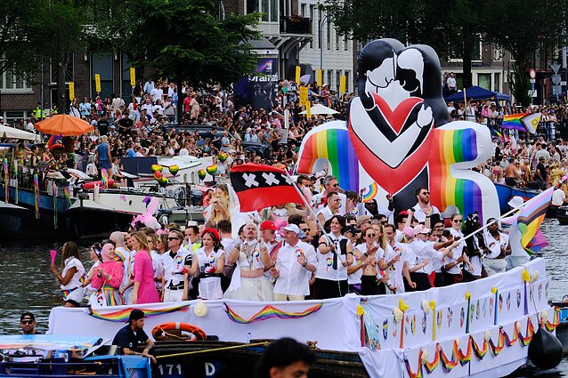 Kasmetiniame „Pride“ laivų parade Amsterdame susirinko šimtai tūkstančių žmonių