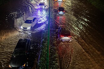 Per šalį slenka audra: Vilniuje skęsta gatvės, dalis kelių sunkiai pravažiuojami Per šalį slenka audra: Vilniuje skęsta gatvės, dalis kelių sunkiai pravažiuojami