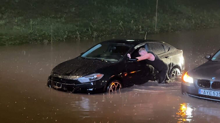 Vilniečiai audrą pajuto: sostinėje po lietaus skęsta gatvės, genda automobiliai Vilniečiai audrą pajuto: sostinėje po lietaus skęsta gatvės, genda automobiliai
